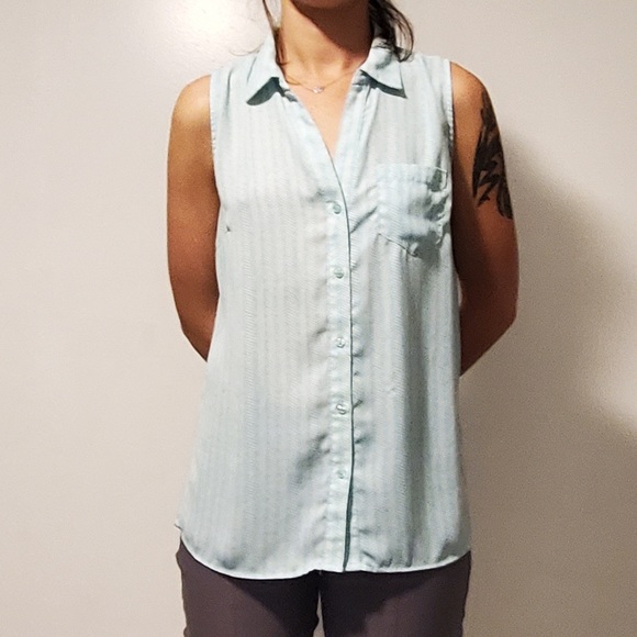 Patterned sleeveless button up - Picture 4 of 8